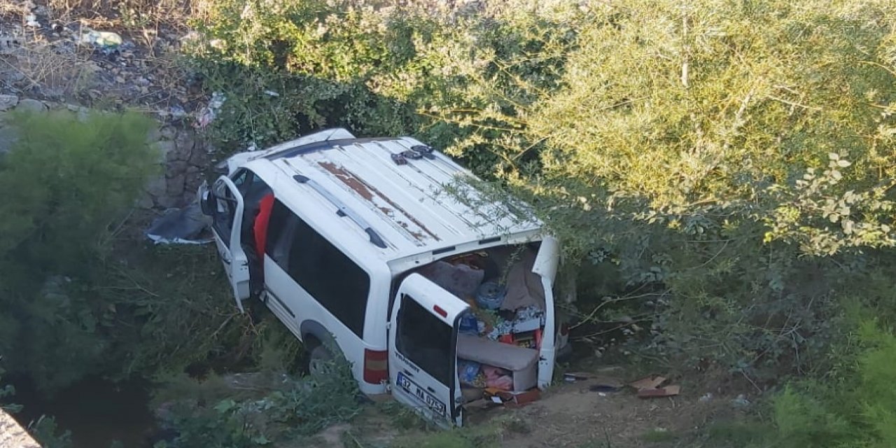 Isparta - Konya yolunda sürücüsü uyuyan araç kanala uçtu: 2 ölü, 6 yaralı var