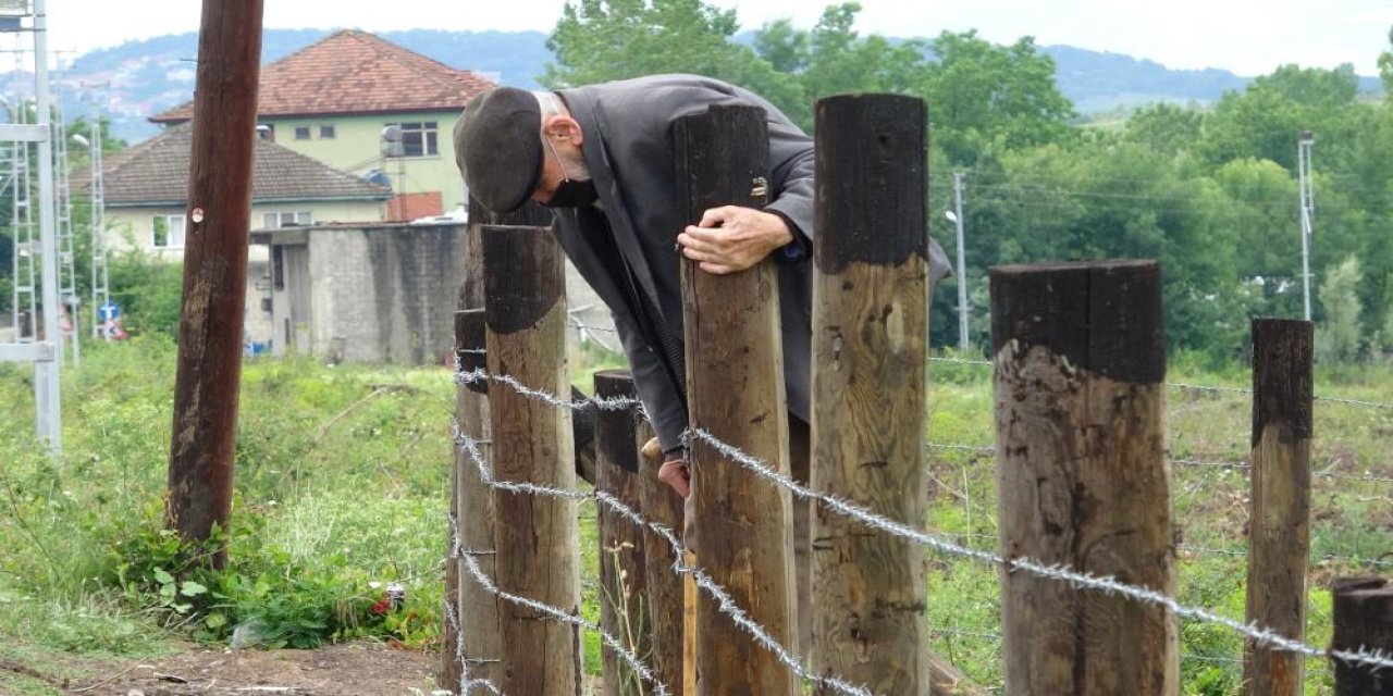 Kardeşlerin fıkra gibi arazi kavgası! 92 yaşındaki babasına bile acımadı