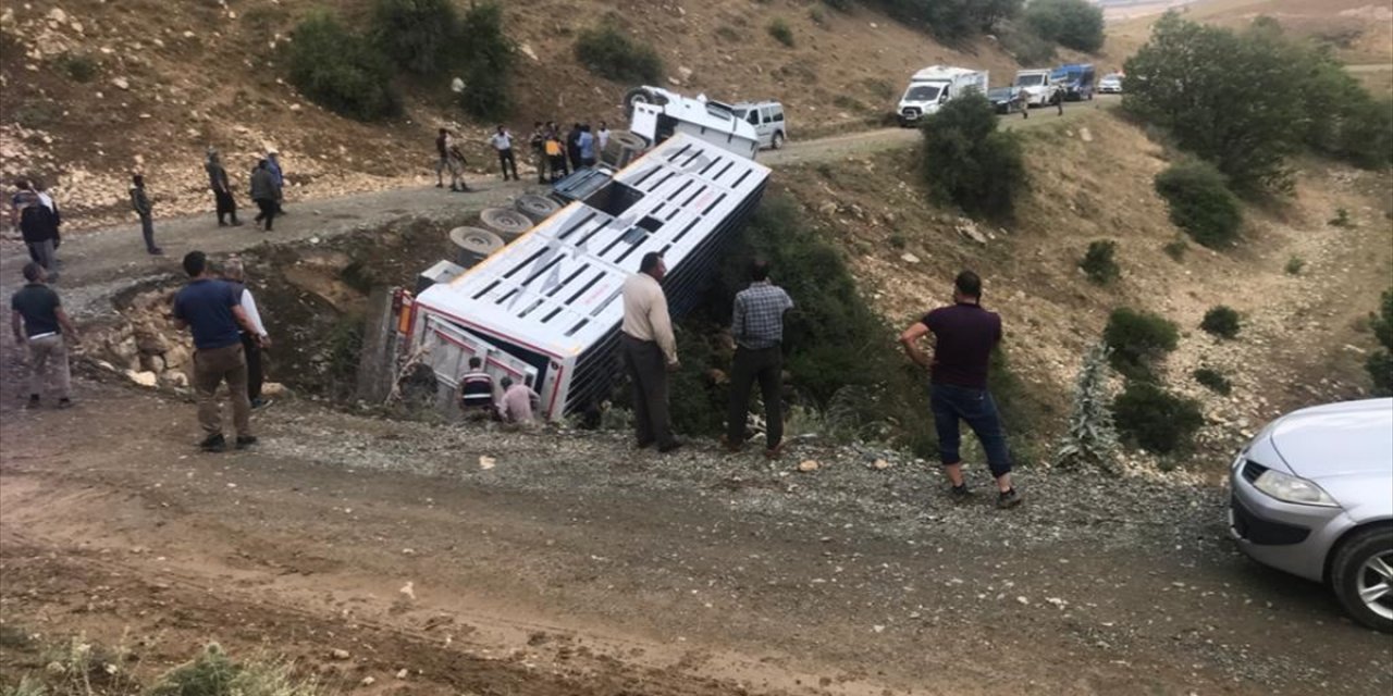 Şarampole devrilen tırdaki 3 kişi yaralandı, 150 küçükbaş hayvan telef oldu