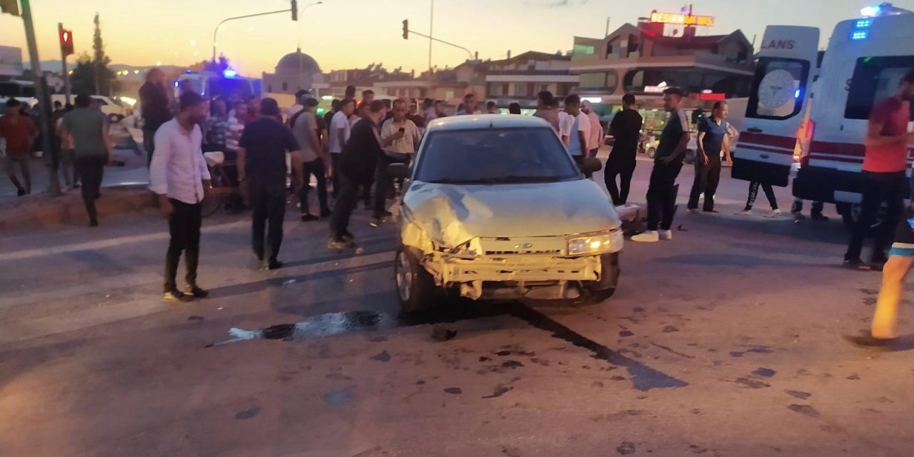 Konya’da kırmızı ışıkta geçen otomobile 2 motosiklet birden çarptı! Kaza anı kamerada