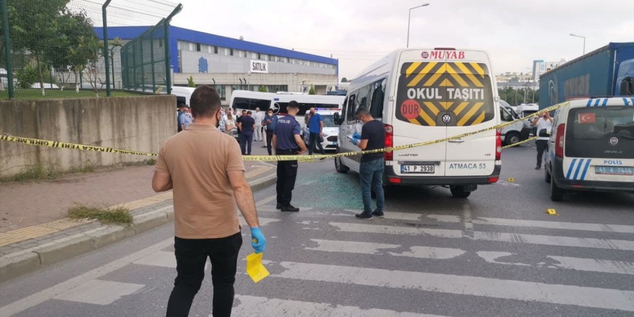 İşçileri taşıyan servis minibüsüne sopa, keser ve silahla saldırı: 1'i ağır 4 yaralı
