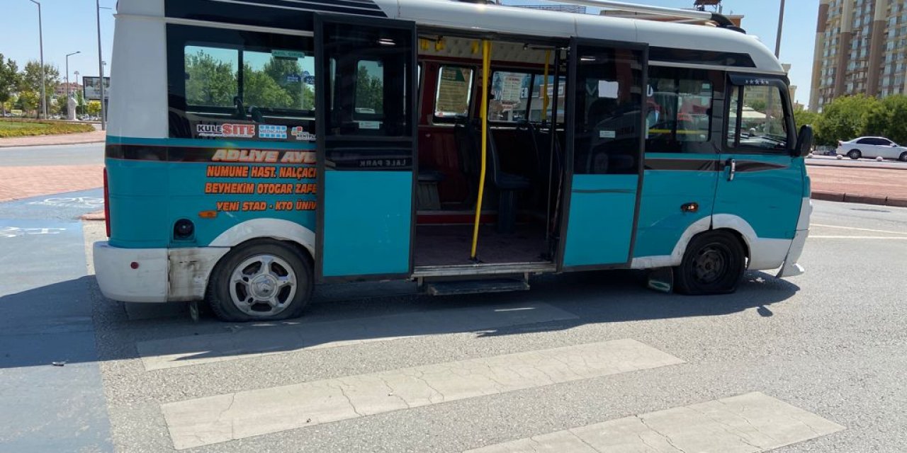 Konya’da yolcu minibüsüyle otomobil çarpıştı
