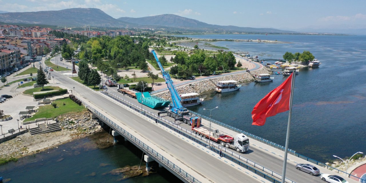 Beyşehir Gölü temizliği için alınan katamaran göle indirildi