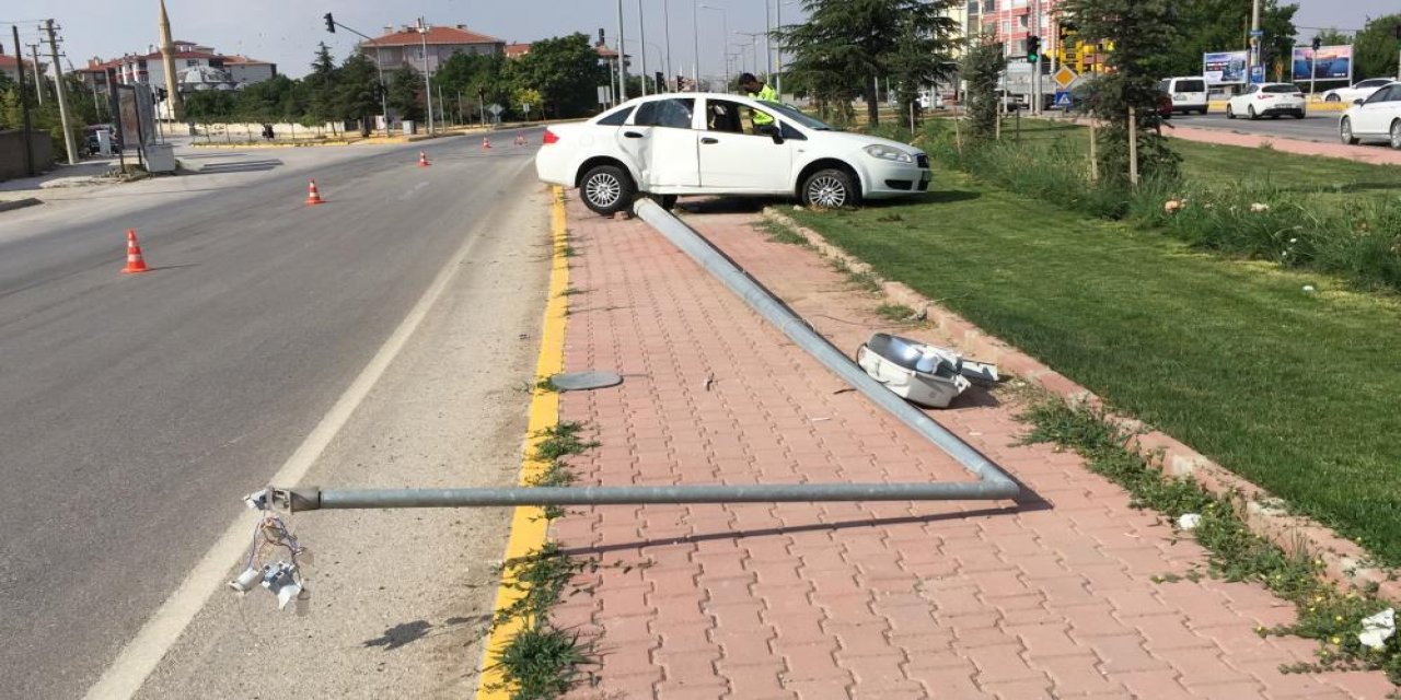 Konya’da kaza! Çarptığı direği devirdi, içinden 2 yaralı çıktı