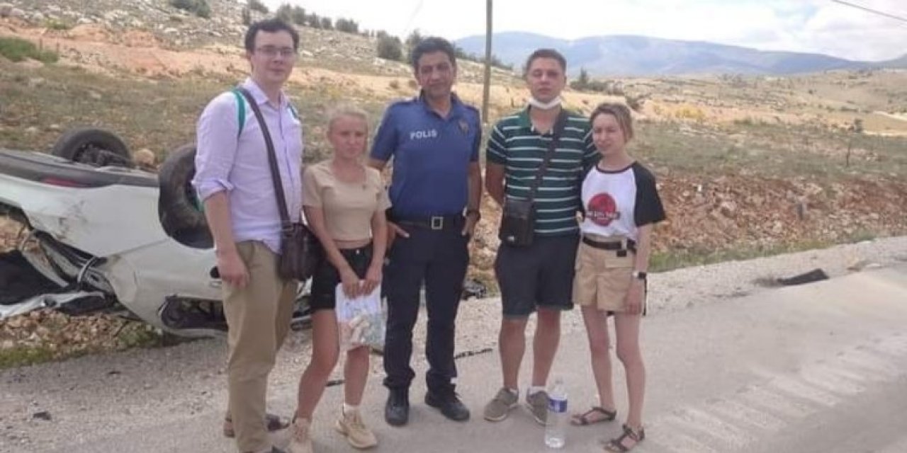 Konya’da kaza yapan Rus turistler, yaralarını unutup polislerle fotoğraf çektirdi