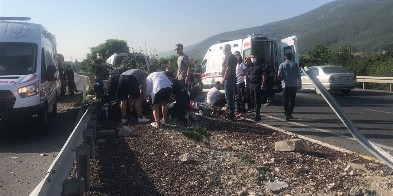 Konya'da refüje çarpan hafif ticari araçtaki 5 kişi ölümden döndü