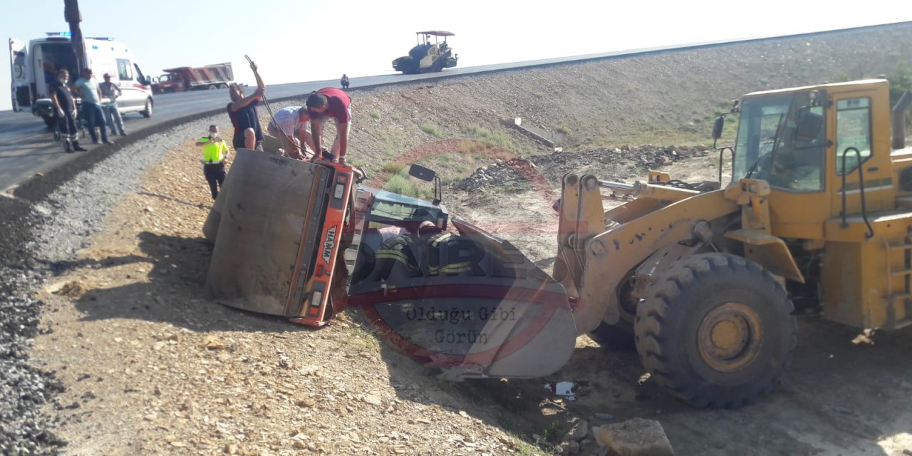 Konya’da çalışma yapılan alanda iş makinesi devrildi, sürücü kabinde sıkıştı