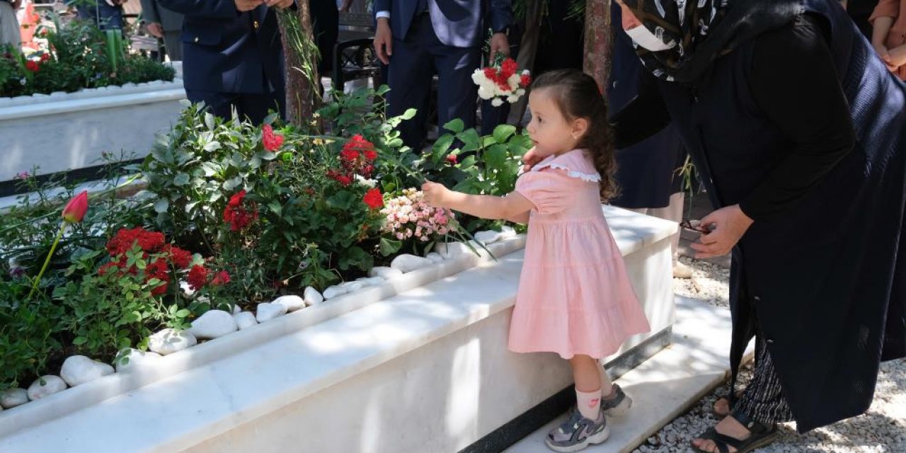 15 Temmuz'un 5'inci yılı! Konya'da 3 yaşındaki şehit kızı Mina babasının mezarına çiçek bıraktı