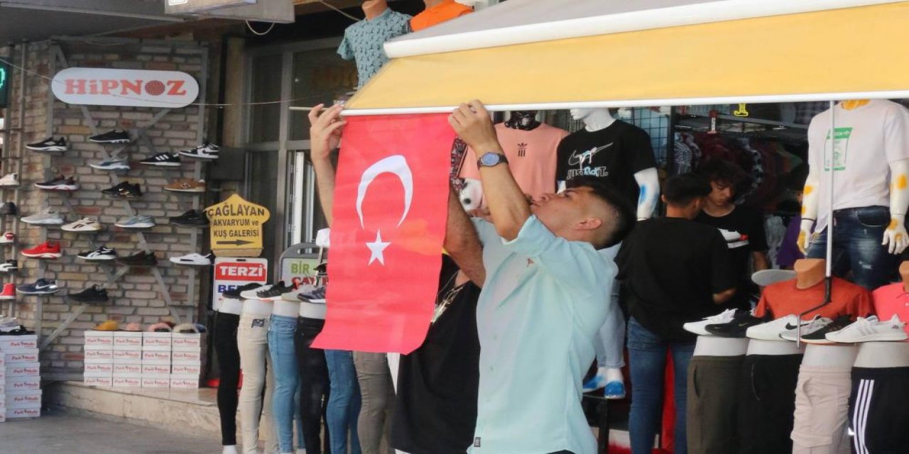 KONESOB 15 Temmuz dolayısıyla Konya esnafına binlerce Türk bayrağı dağıttı