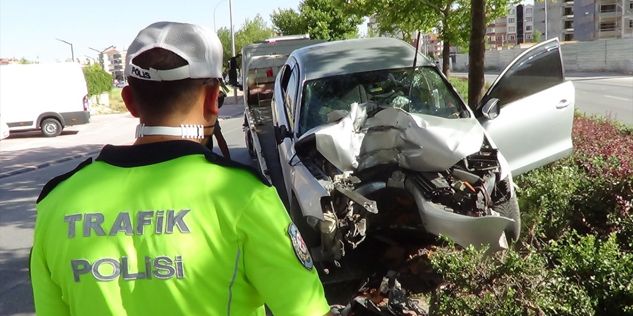 Konya'da kaza! Otomobil orta refüjdeki ağaca çarptı: 1 ölü, 1 yaralı