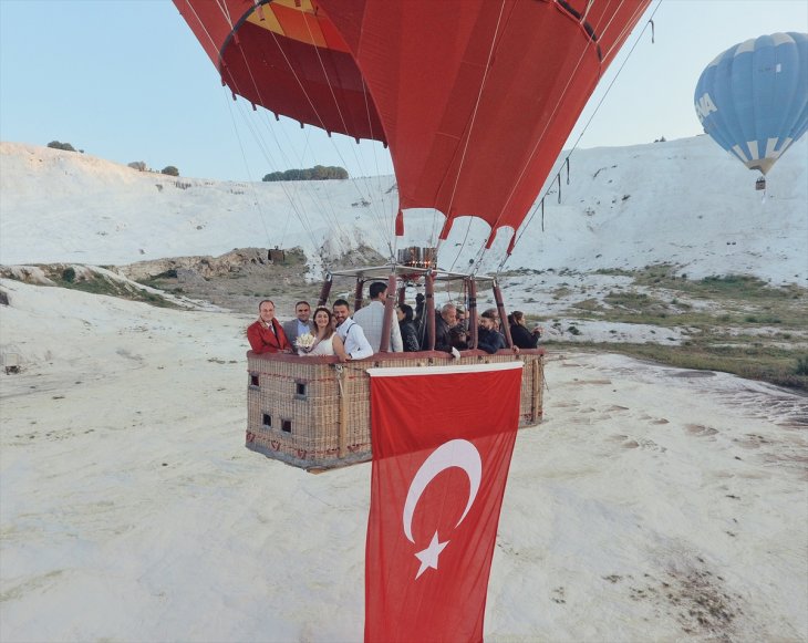 Dünyaevine balonda girdiler