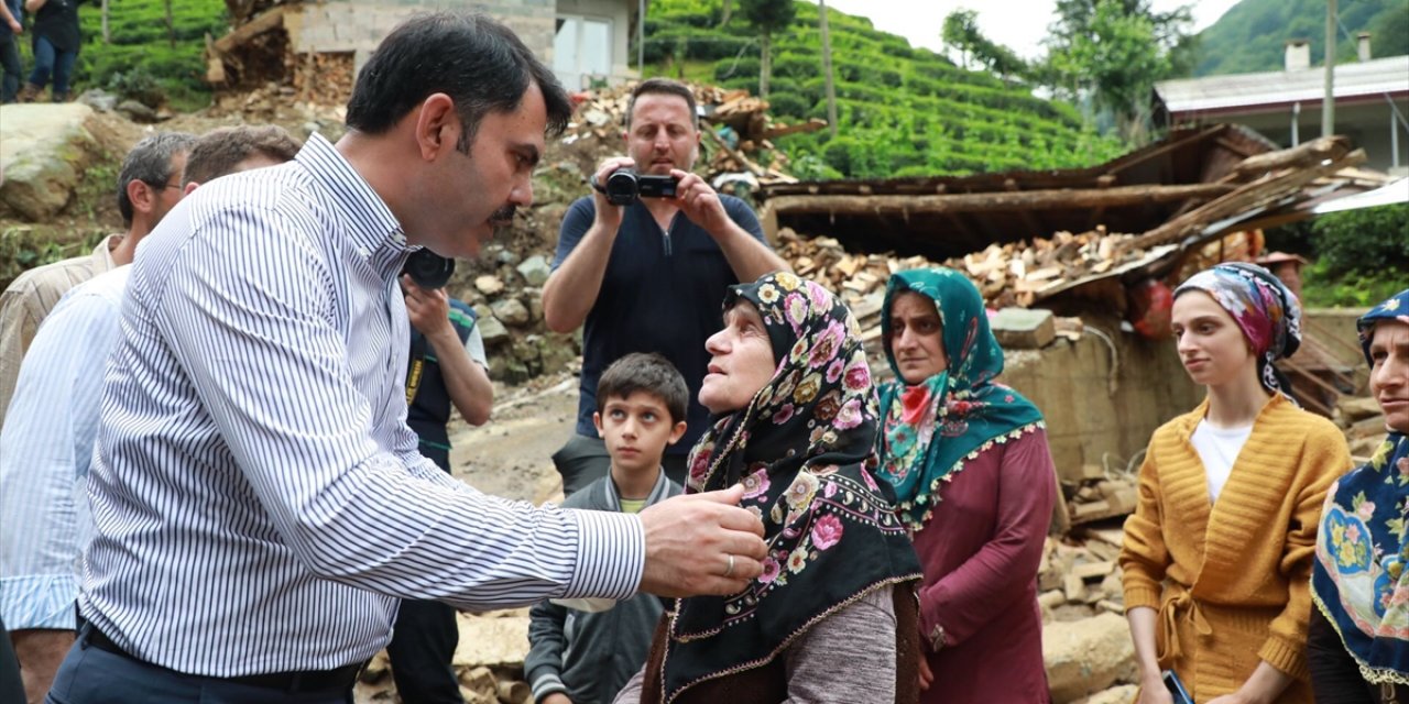 Bakan Kurum, selde zarar gören ailelerle buluştu: 'Biz gerekeni yapacağız, rahat olun'