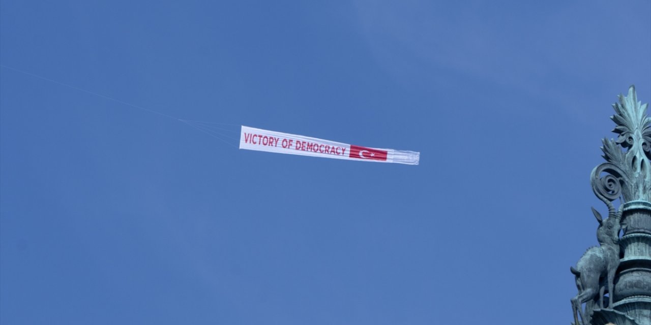 FETÖ elebaşının yaşadığı Pensilvanya eyaletinde "Demokrasi Zaferi" afişi taşıyan uçak uçuruldu