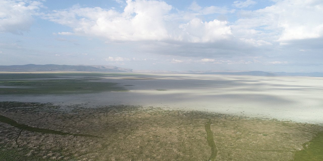 Konya'nın dev gölü kuraklıkla birlikte gölet haline geldi
