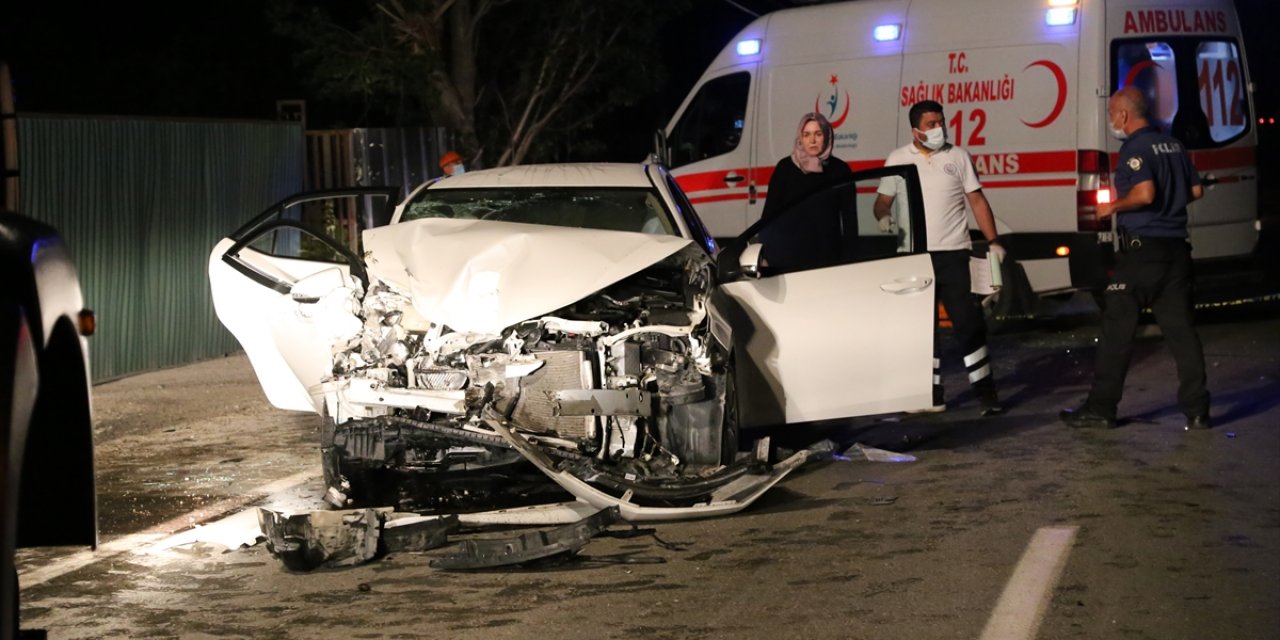 İş makinesine çarpan otomobil bu hale geldi: 1 ölü, 1 yaralı