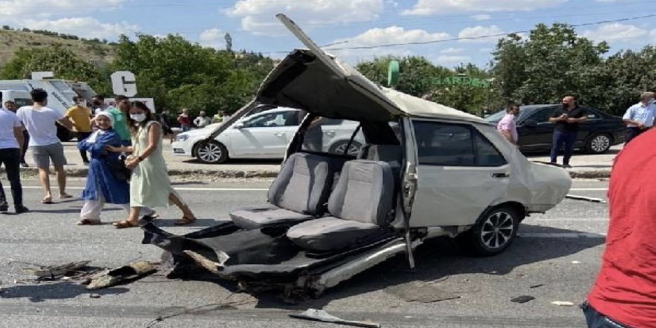 Zincirleme kazada ikiye bölünen otomobilin sürücüsü öldü, 10 kişi yaralı