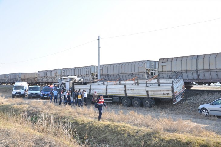 Yük treni tıra çaptı: 1 ölü