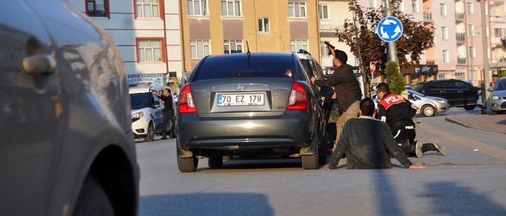 Karaman'da silahlı çatışma! 1'i polis 2 kişinin yaralandığı olay anı görüntülendi