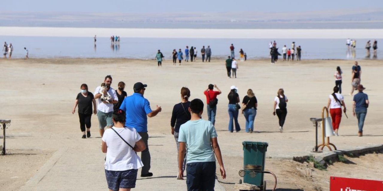 Tuz Gölü’ndeki kalabalık bayramda da sahillerdeki yoğunluğu aratmadı