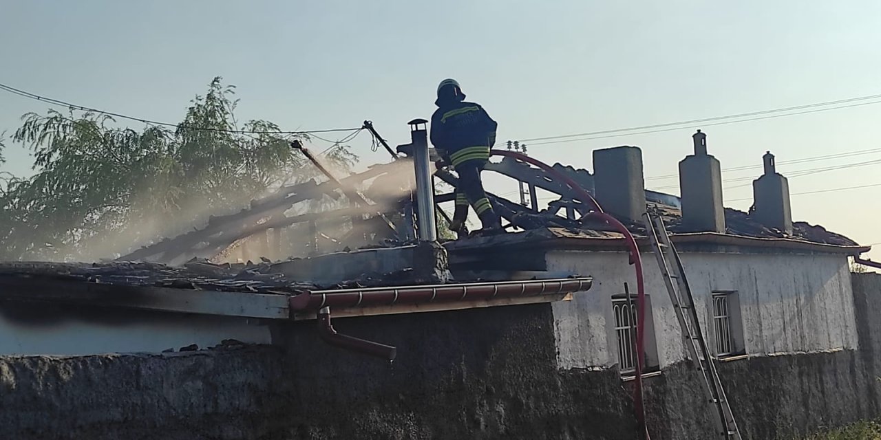 Konya’da yangın! Bayram günü evlerinin çatısı yandı