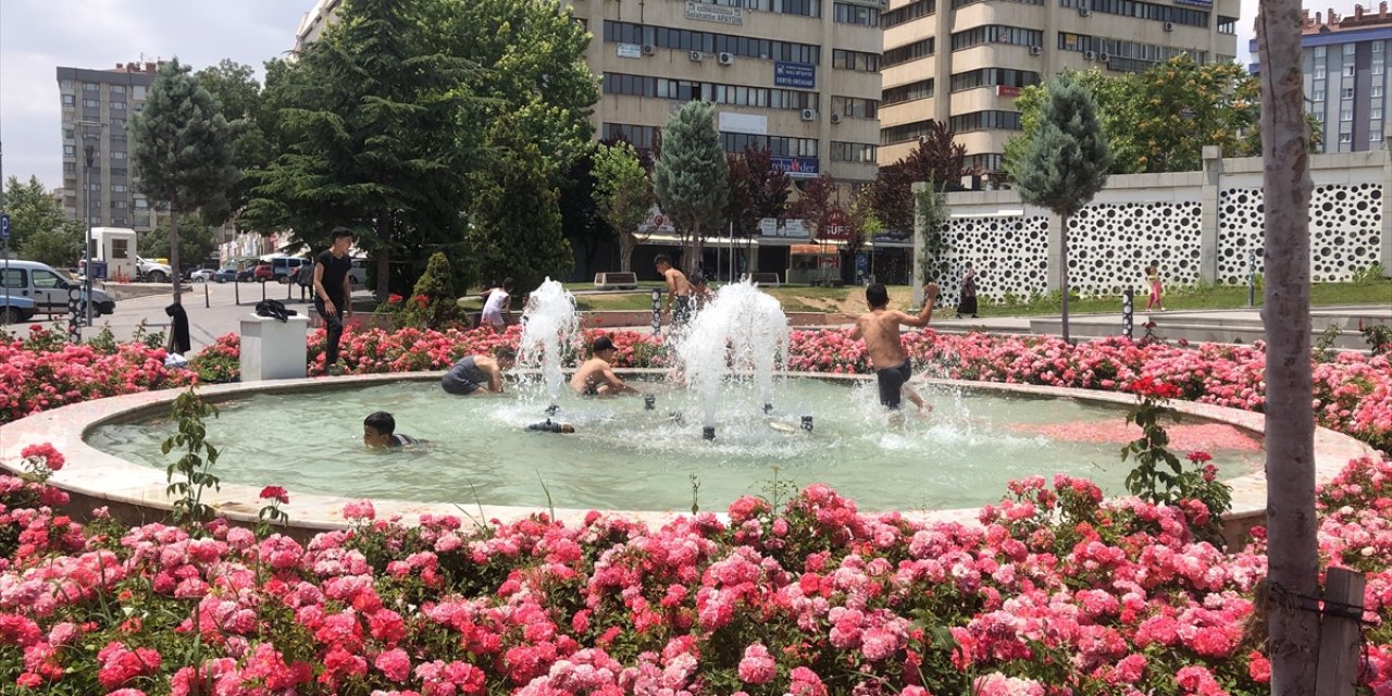 Konya'da sıcaktan bunalan çocuklar tehlikeye aldırmadan süs havuzlarına giriyor