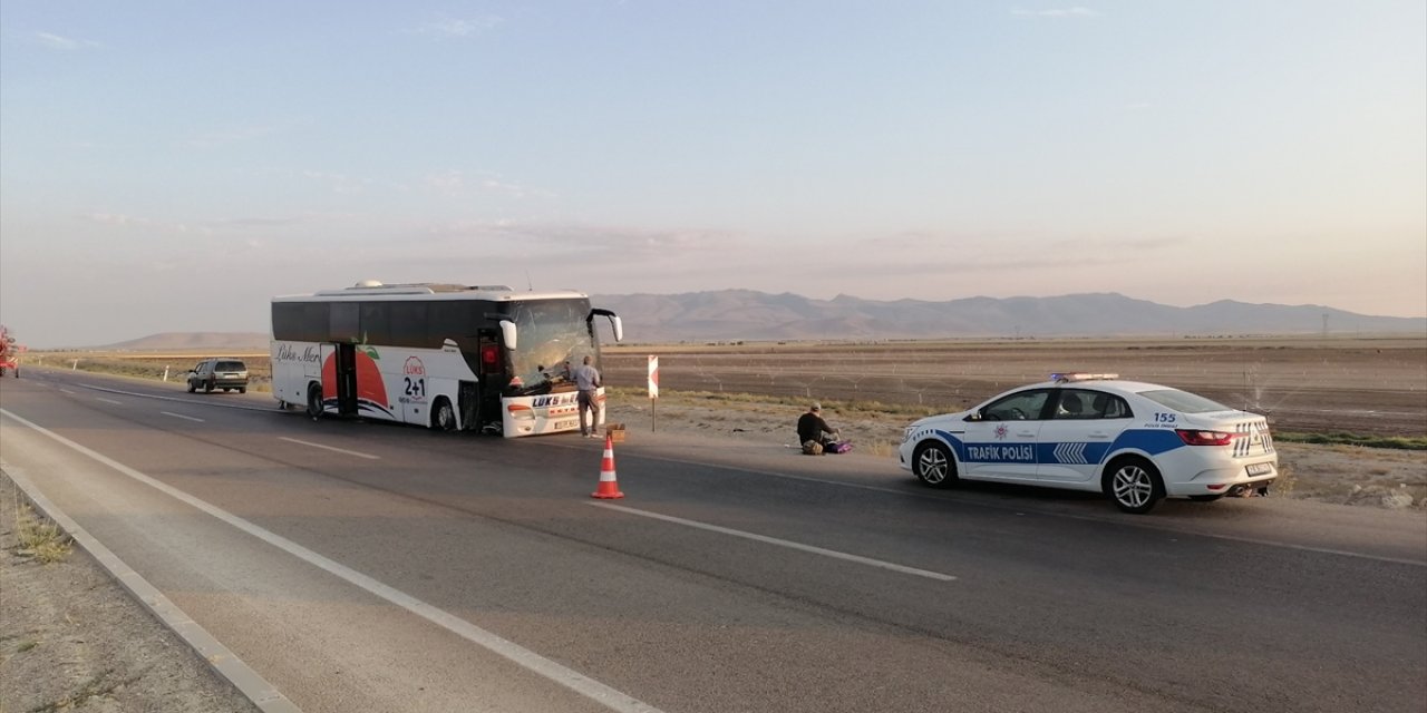 Konya'da kontrolden çıkan yolcu otobüsü karşı şeride geçerek durabildi: 5 yaralı