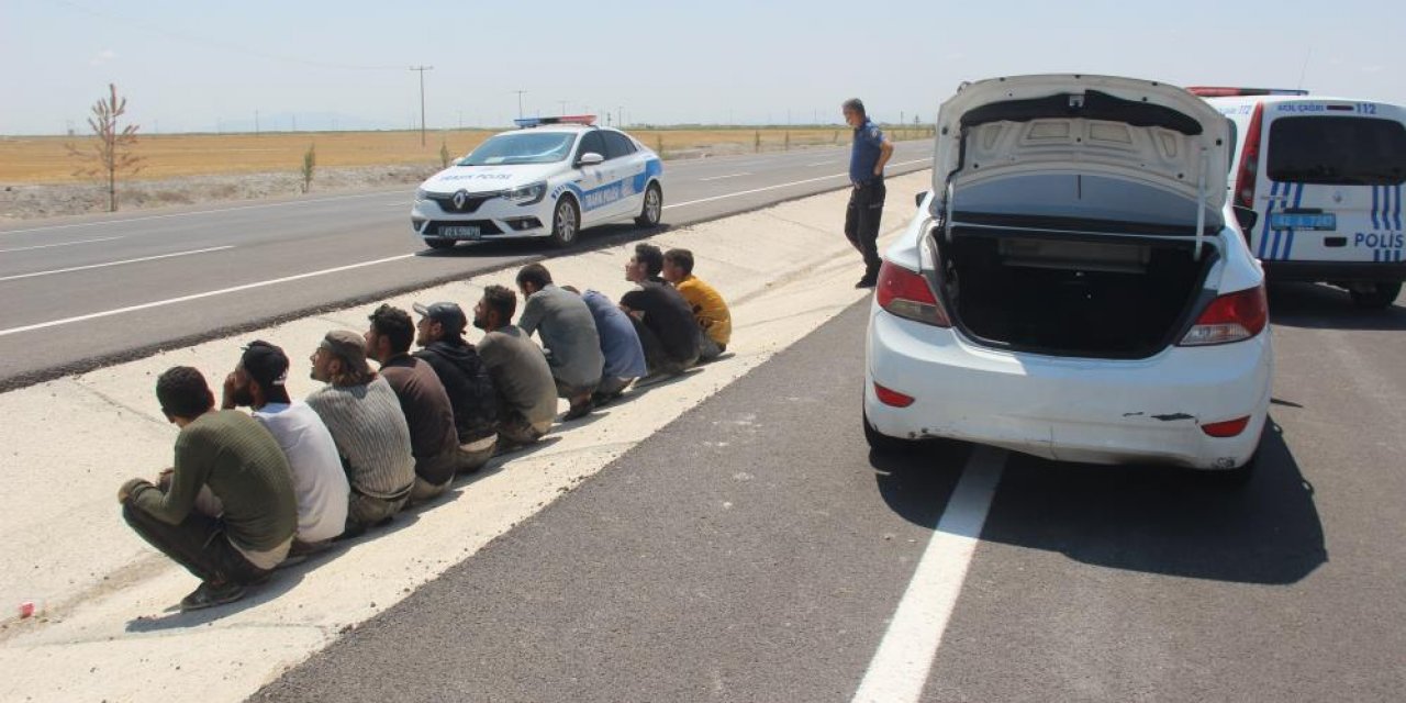 Konya'da uygulama noktasından kaçan otomobilden 10 göçmen çıktı! Sürücü aracı yol üstünde bırakıp kaçtı