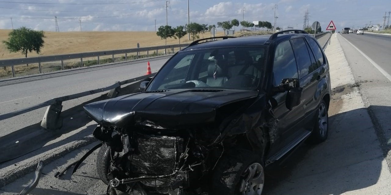 Konya’da refüjdeki bariyerlere çarpan SUV tipi araç bu hale geldi: 1 yaralı