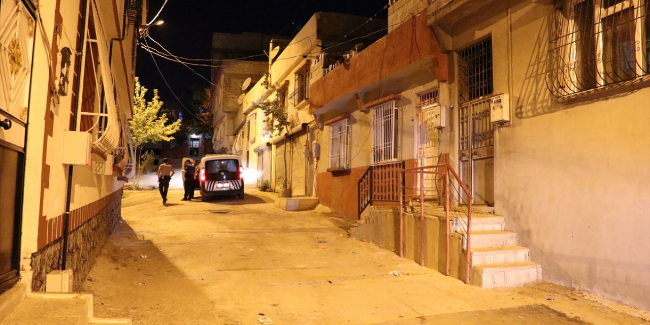Husumetli iki aile arasındaki silahlı kavgada mahalle sakini vuruldu