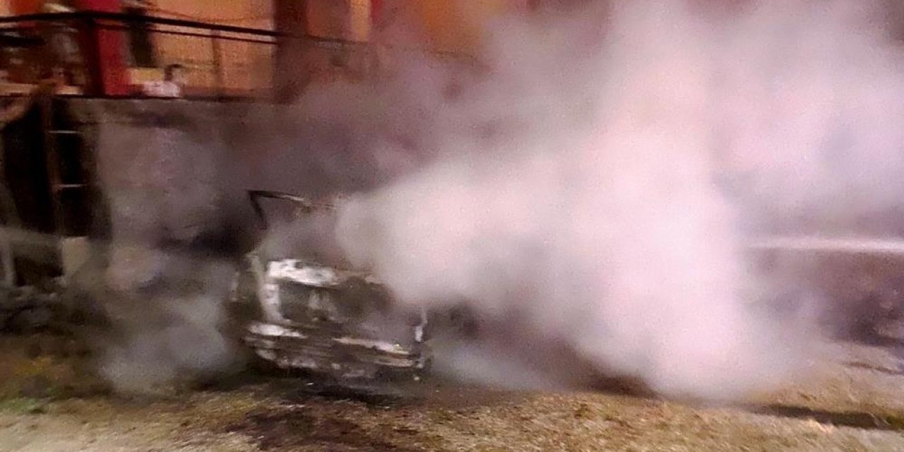 Konya'da park halindeki otomobil yandı