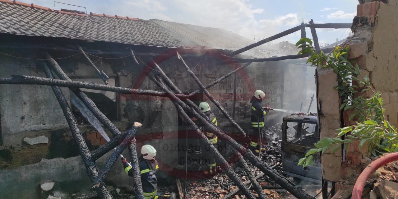 Konya’da korkutan yangın! Bir araç, traktör ve garaj kül oldu