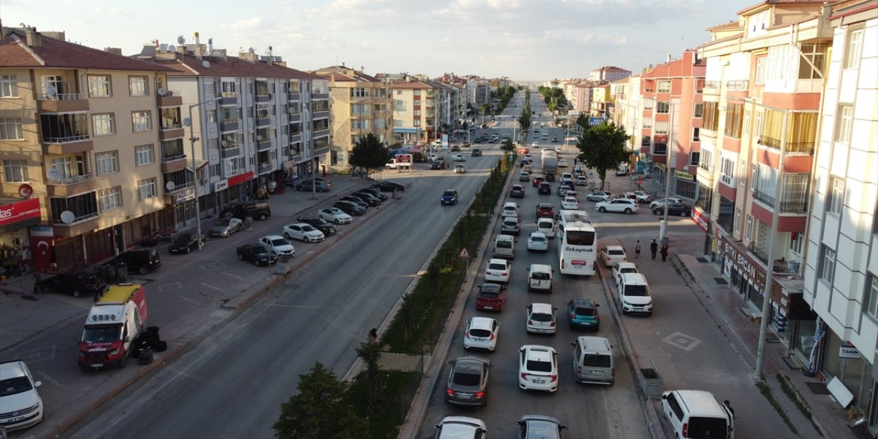 Bayram tatilinin son günü, geçiş güzergahı Konya'daki yoğunluk sürüyor