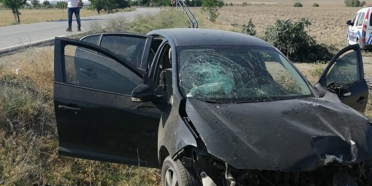 Konya’da otomobil elektrik direğine çarptı: 2 yaralı
