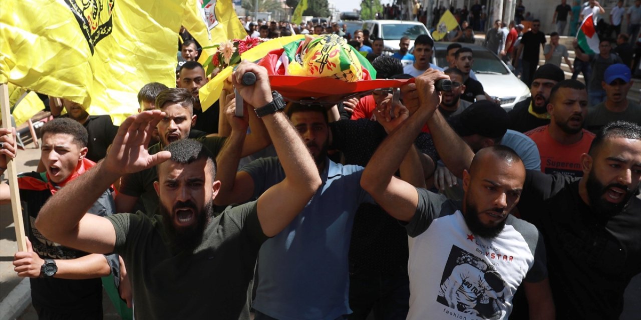İşgalci İsrail askerleri tarafından vurulan Filistinli genç hayatını kaybetti