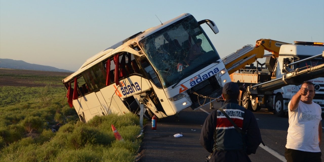 Aksaray'da yolcu otobüsü devrildi! Çok sayıda yaralı var