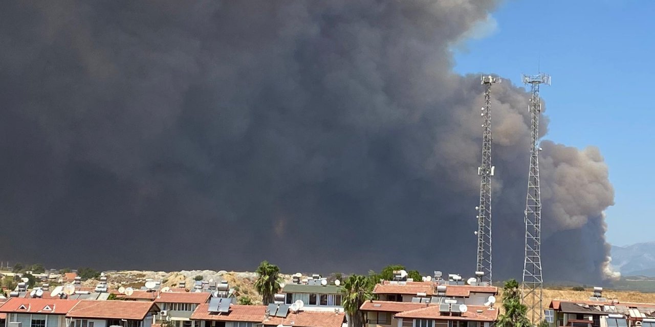 Manavgat’ta orman yangını! Şehrin üzerini duman kapladı