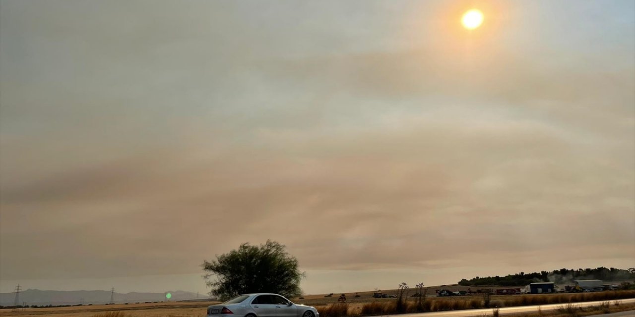 Türkiye'deki orman yangınlarının etkisi KKTC'de hissedildi! Girne'ye gökyüzünden ince ince kül yağıyor
