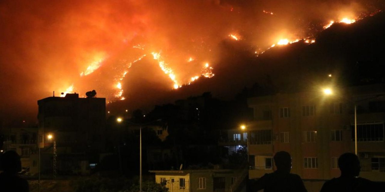 Aydıncık'taki yangın yerleşim yerlerini tehdit etmeye başladı!
