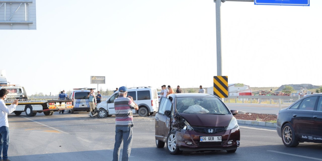 Konya'da iki araç çarpıştı: 6 yaralı var
