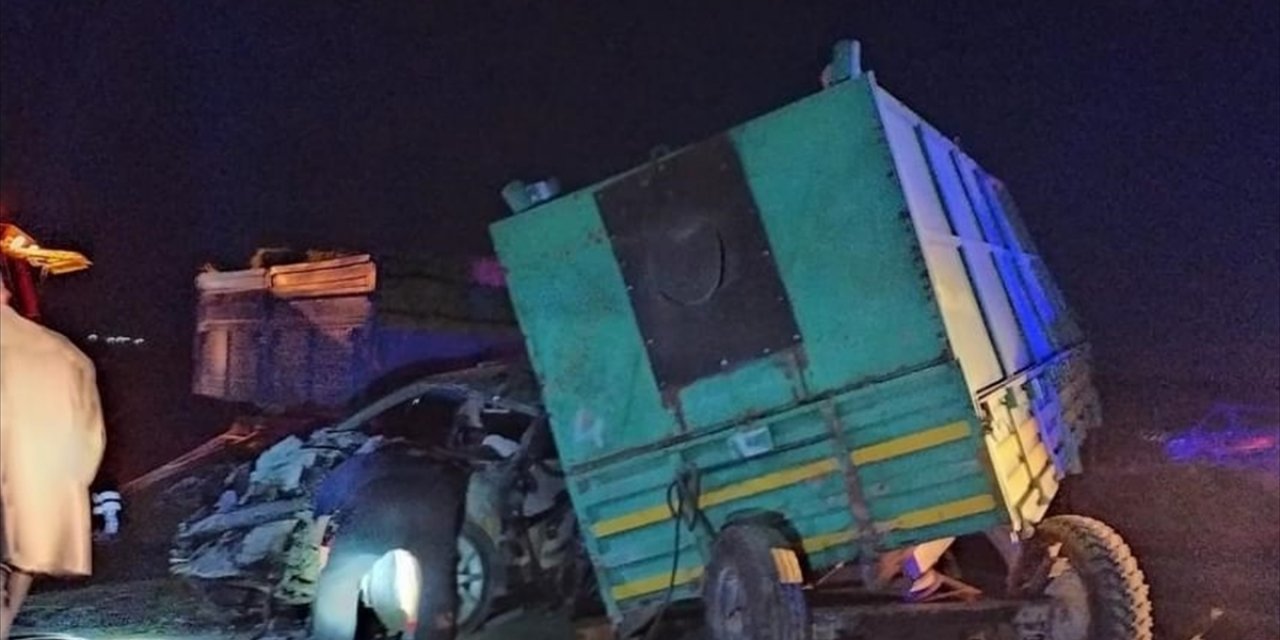 Konya'da otomobil traktörün iki römorkuna çarptı, ortalık savaş alanına döndü: 1 ölü, 3 yaralı