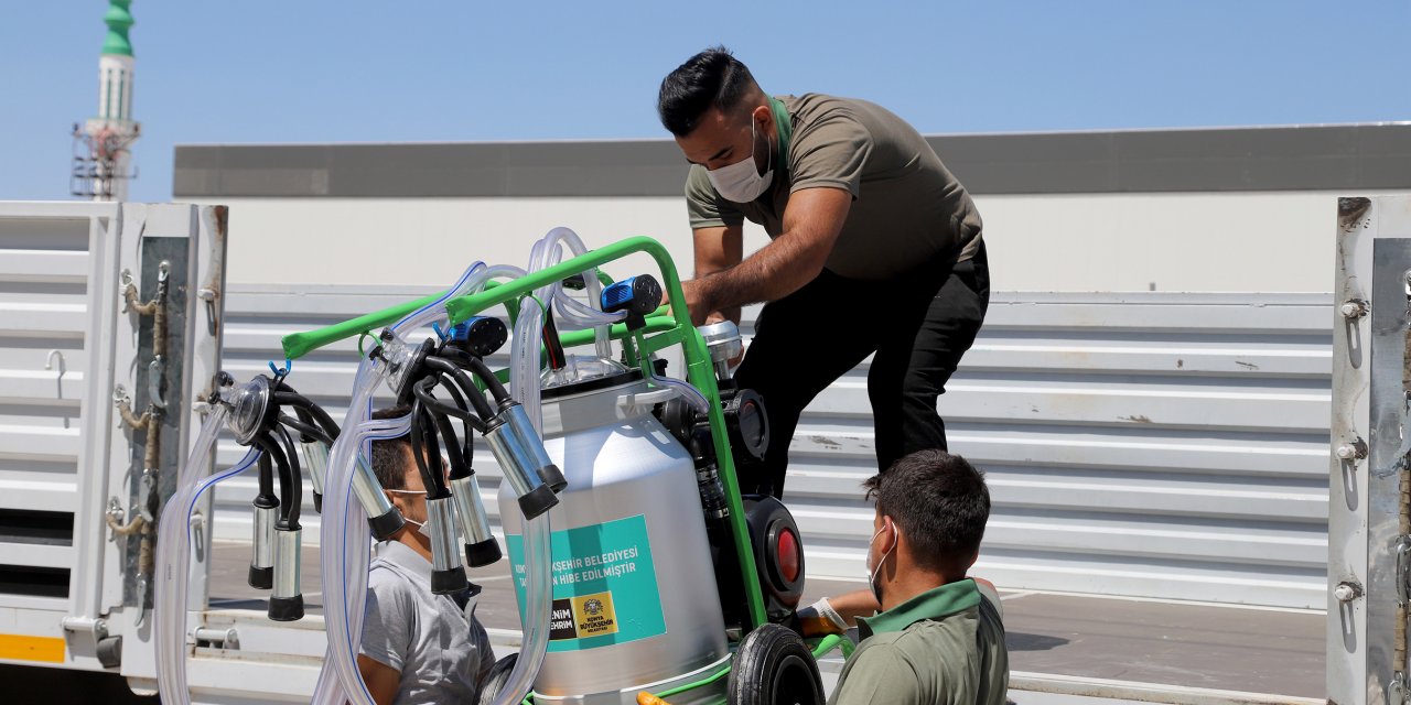 Konya Büyükşehir yangından etkilenen çiftçilere süt sağma makinesi gönderdi