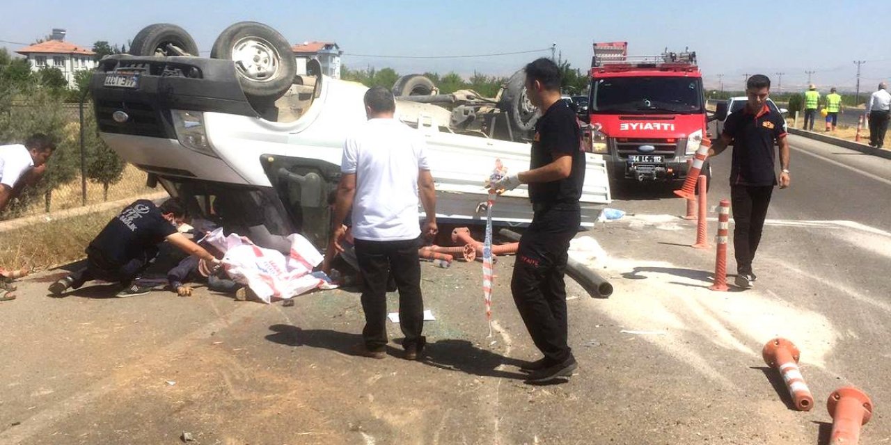 Refüje çarpan kamyonet ters döndü: 1 ölü, 2 yaralı