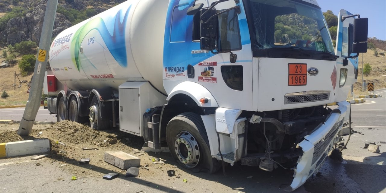 Yürekleri ağza getiren kaza! Konya’da LPG tankeri ile otomobil çarpıştı