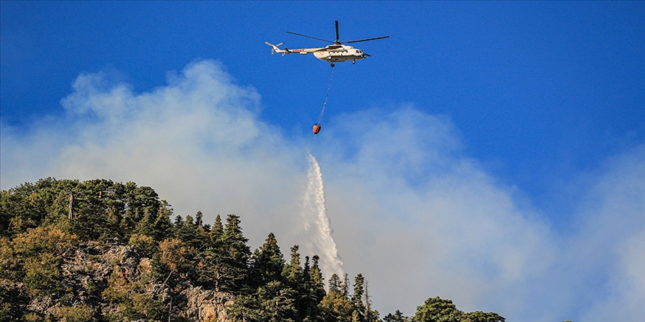 Manavgat, Alanya, Akseki ve Gündoğmuş'taki orman yangınlarına havadan ve karadan müdahale ediliyor