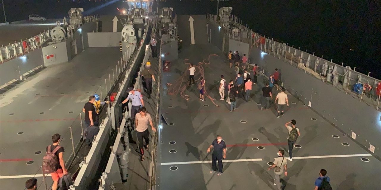 Yangın bölgesindeki vatandaşlar Deniz Kuvvetleri Komutanlığı gemileriyle tahliye ediliyor
