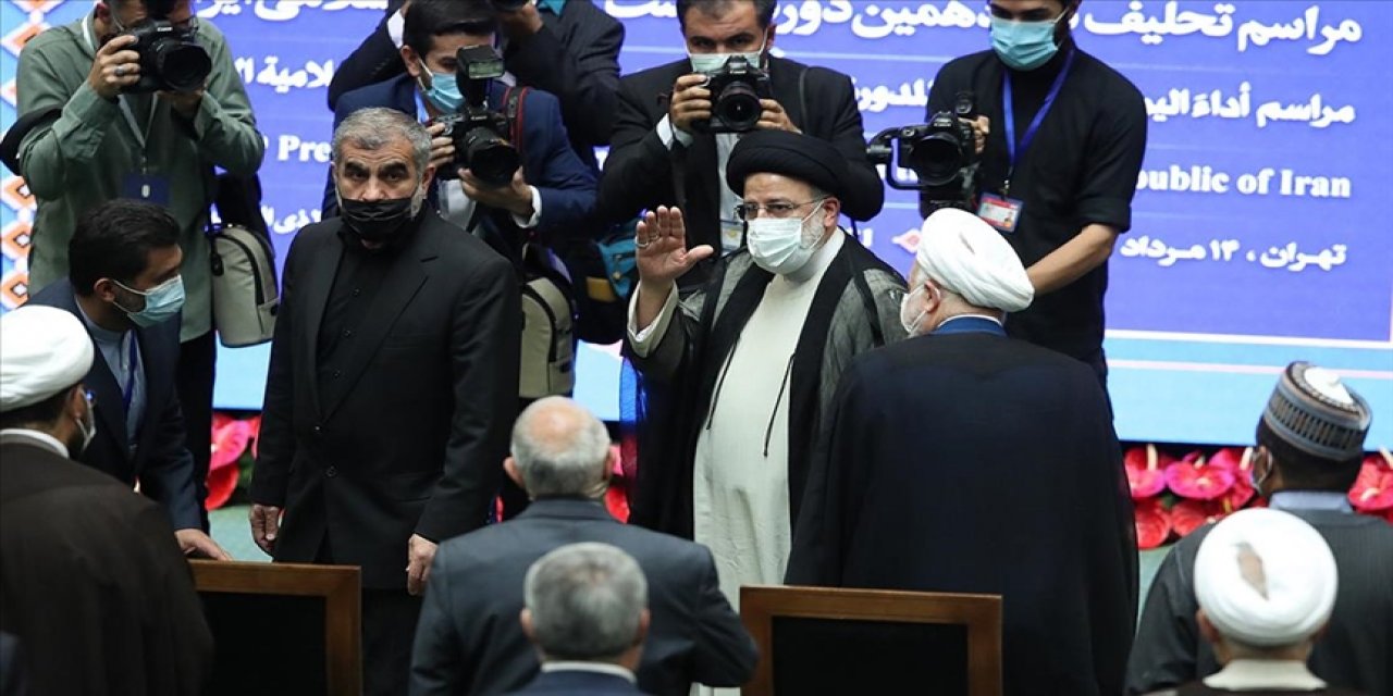 İran'ın 8. Cumhurbaşkanı Reisi yemin ederek resmen görevine başladı