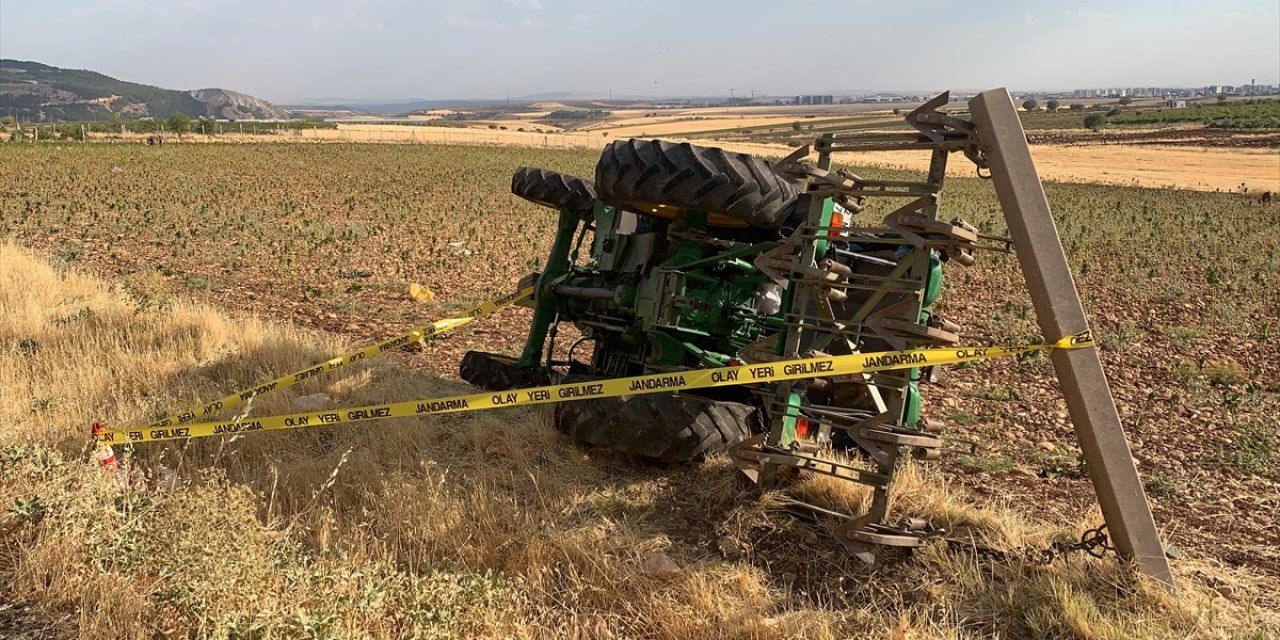 Kahreden kaza! Traktörün devrilmesi sonucu bir çocuk öldü, ağabeyi yaralandı