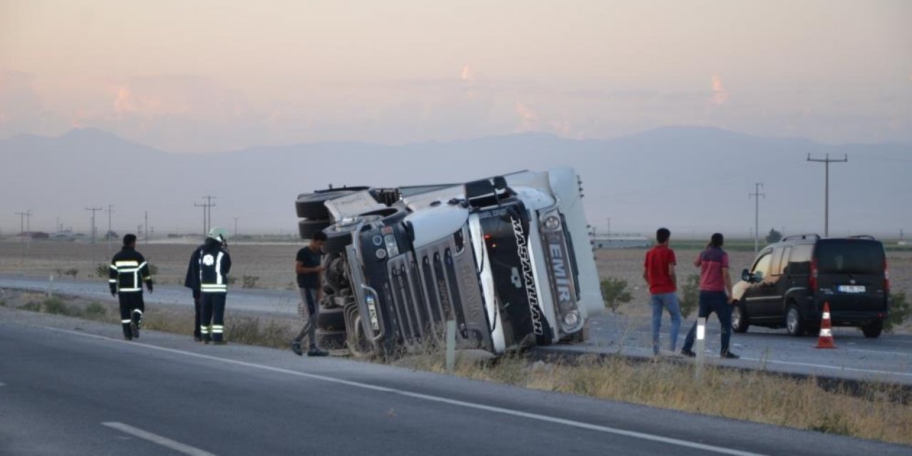 Konya’da TIR kazası! Refüje devrildi