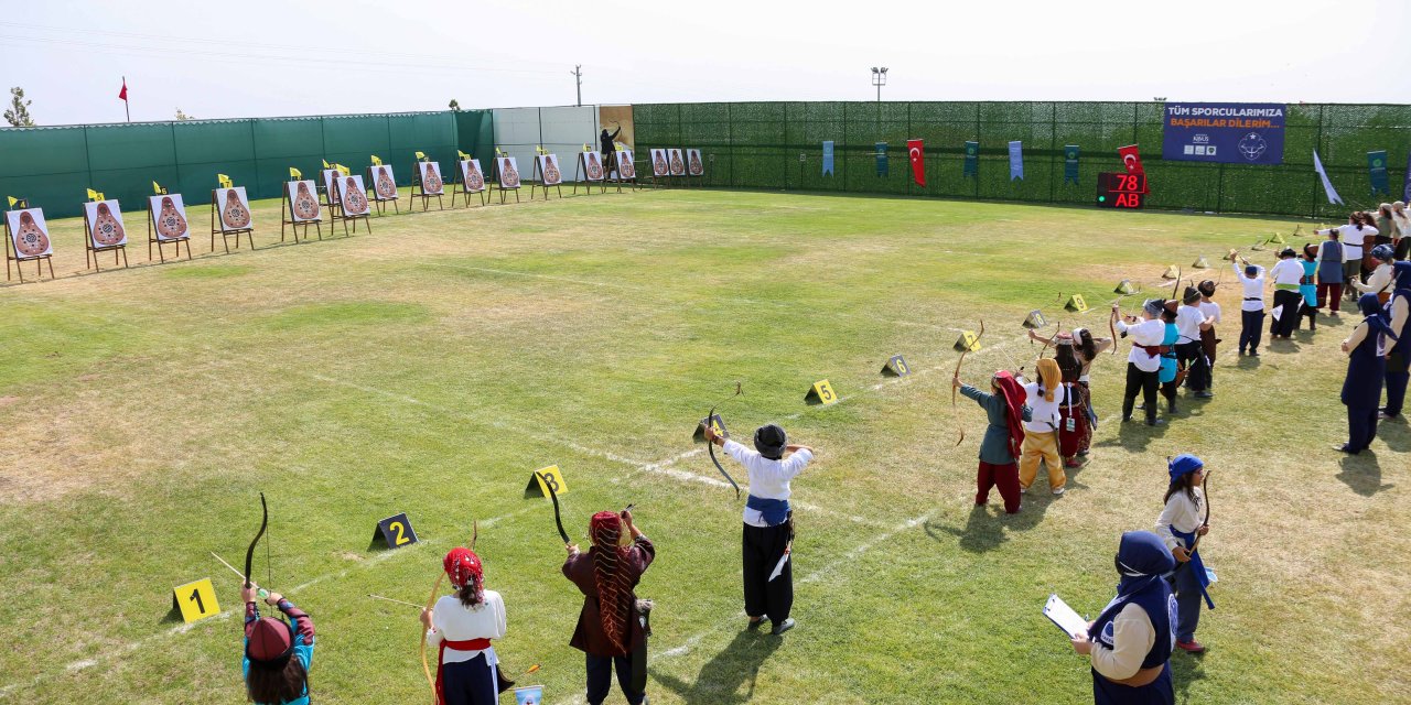 Türkiye'nin dört bir yanından gelen minik okçular Meram'da ter döktü