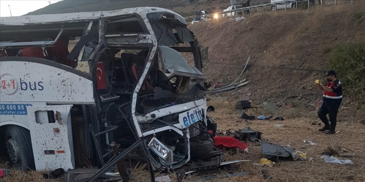 Katliam gibi kaza! Yolcu otobüsü devrildi: 15 ölü, 17 yaralı